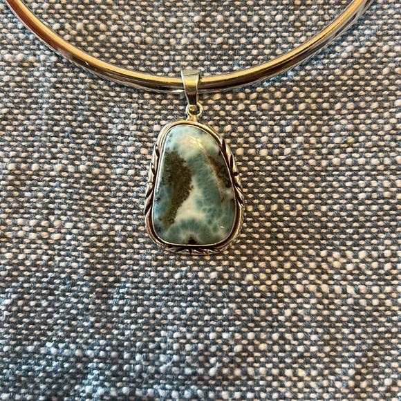 BEAUTIFUL AMERICAN INDIAN TURQUOISE & SILVER PENDANT ON SILVER NECK COLLAR - Picture 2 of 3